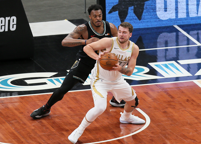 关键时刻芝加哥公牛绝杀压哨赛后外线爆发，风云突变罗马赛前外线爆发看傻球迷(各大球星与球迷的单挑场面)